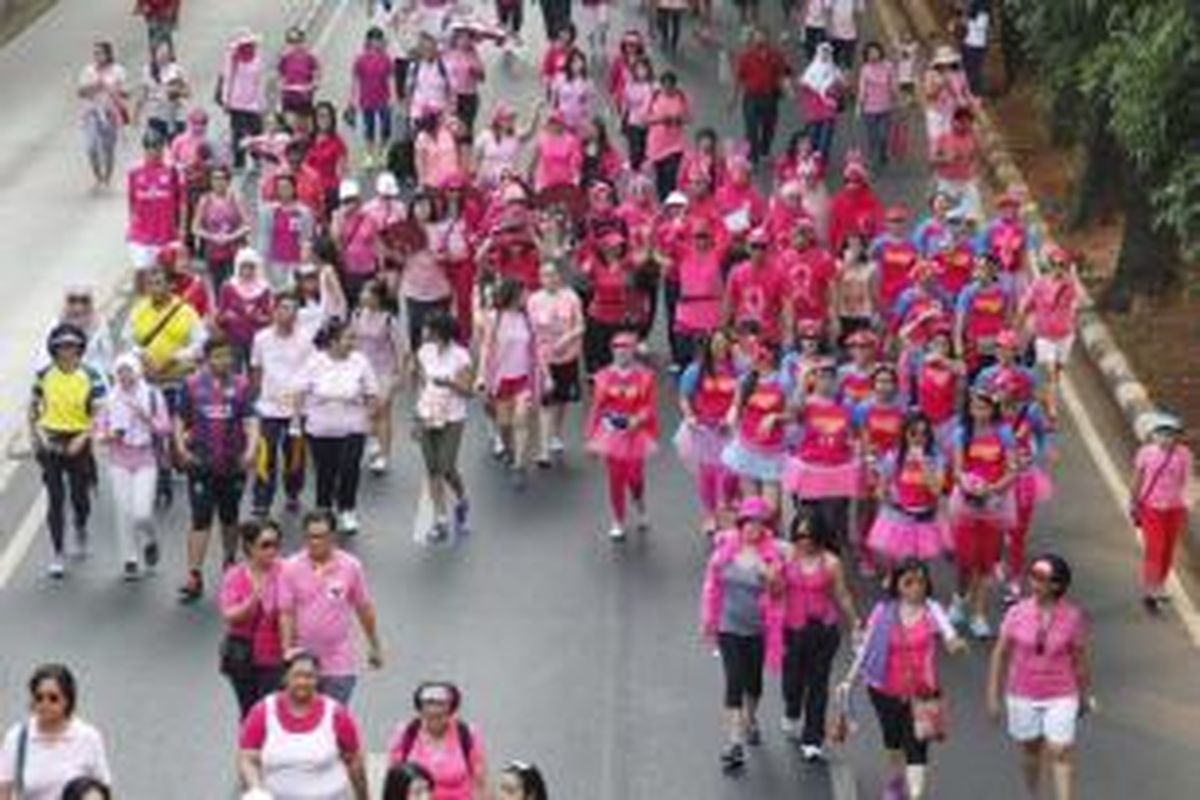 Peserta meramaikan acara Jakarta Goes Pink dengan berjalan kaki di Plaza Selatan Senayan, Jakarta, Minggu (4/10/2015). Kegiatan yang diikuti ribuan orang ini merupakan rangkaian acara menyambut Breast Cancer Awareness Campaign Month.