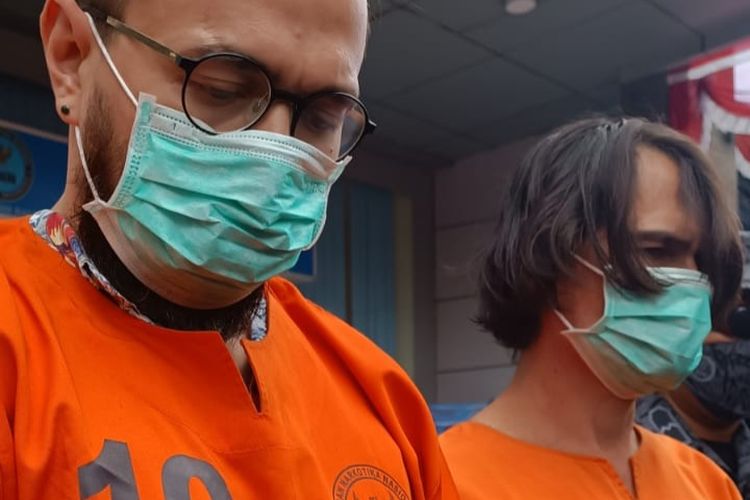 MP (42), WNA Selandia Baru (Baju Tahanan Nomor 10) saat dihadirkan dalam rilis pengungkapan kasus Narkotika di Kantor BNNP Bali, Jalan Kamboja, Denpasar, Bali pada Kamis (29/9/2022). Kompas.com/ Yohanes Valdi Seriang Ginta