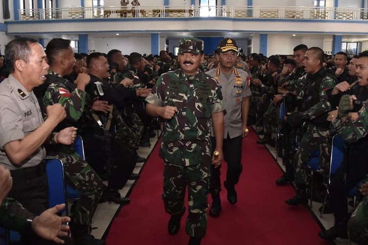 Panglima TNI Marsekal Hadi Tjahjanto dan Kapolri Jenderal Idham Aziz di Wamena, Papua, Kamis (28/11/2019).