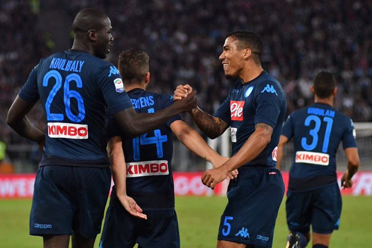 Kalidou Koulibaly dan Allan merayakan gol Napoli ke gawang Lazio pada pertandingan Liga Italia di Stadion Olimpico, Rabu (20/9/2017).