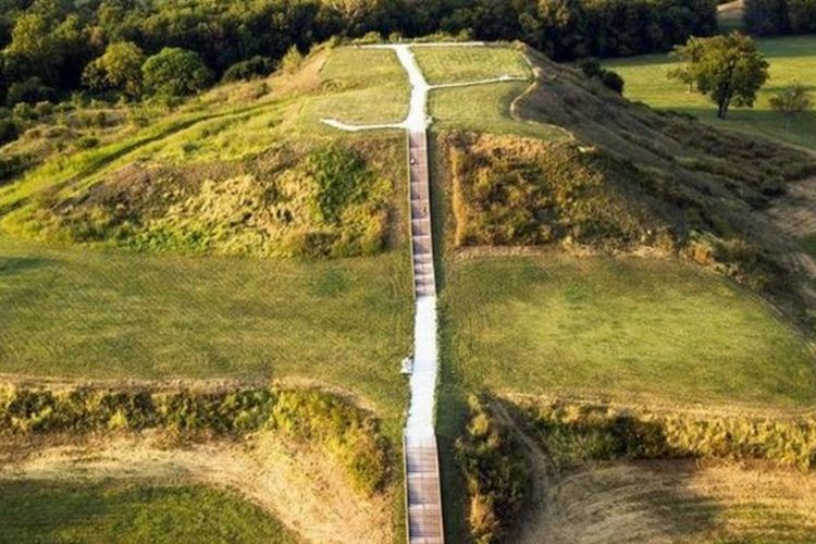 Sisa-sisa kota kuno Cahokia,di Mississippi, Amerika Serikat. Seribu tahun silam, penduduknya gemar berpesta selama berhari-hari dan bertaruh.