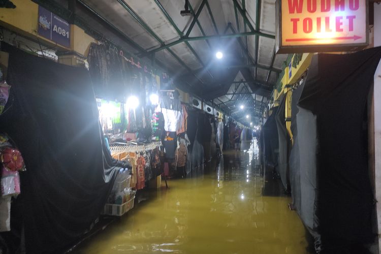Banjir nampak menggenangi kompleks makam Sunan Kalijaga Demak dan sejumlah kios tutup, Kamis (14/3/2024) malam. 