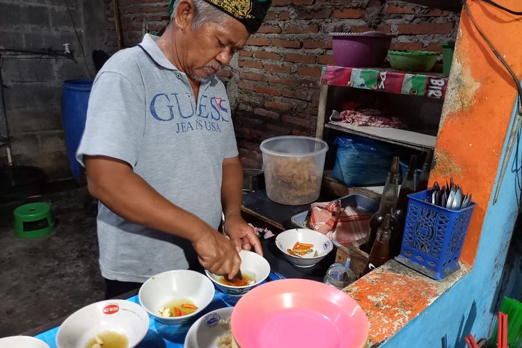 Pemilik Mie Gepeng Pangsit generasi kedua, Pak Totok sedang mengolah bumbu mie di warungnya yang terletak di Jalan Cilosari Dalam, Kelurahan Kemijen, Kecamatan Gayamsari, Kota Semarang, Rabu (28/2/2024).