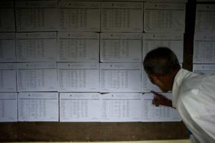 Seorang pria warga sebuah desa yang terletak dua jam perjalanan dari kota Yangon, Myanmar tengah membaca daftar pemilih menjelang pemilihan umum yang akan digelar pada November mendatang.