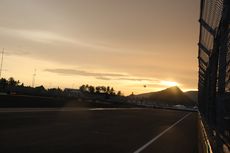 Bermandikan Cahaya Sunset di Penutup WSBK Sirkuit Mandalika...