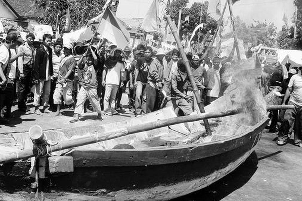 Nelayan membakar perahu di pertigaan Tugu Adipura Lamongan, Jawa Timur, Selasa (27/5), sebagai bentuk protes atas kenaikan harga BBM. Aksi ini sempat memacetkan lalu lintas Surabaya-Babat.  