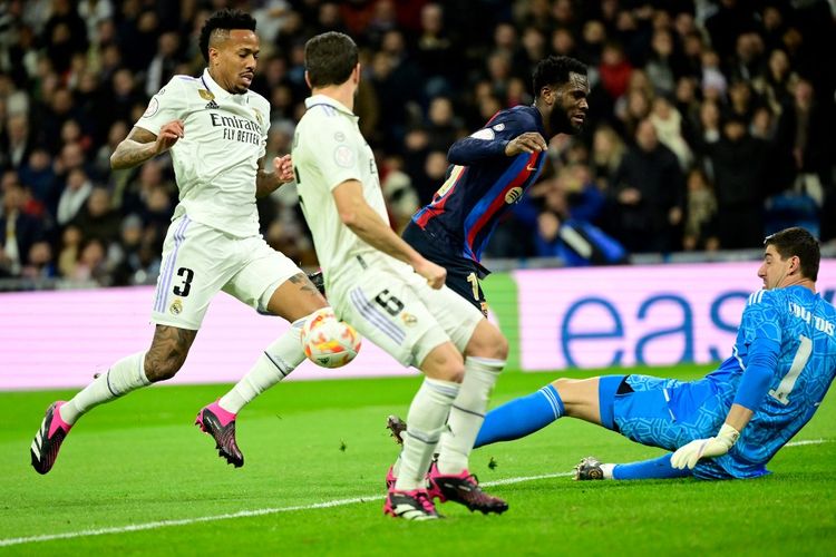 Pertandingan Real Madrid vs Barcelona pada leg pertama semifinal Copa del Rey 2022-2023 di Stadion Santiago Bernabeu, Jumat (3/3/2023) dini hari WIB. Duel kedua tim berakhir dengan skor 1-0 untuk kemenangan Barcelona. (Foto oleh JAVIER SORIANO / AFP)