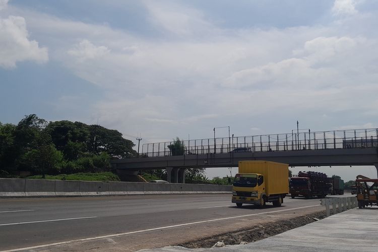 Arus lalu lintas di Kilometer 57 Jalan Tol Jakarta - Cikampek, Selasa (11/4/2023). Polisi bersama pihak terkait telah menyiapkan rekayasa lalu lintas untuk mengamankan arus mudik Lebaran Idhul Fitri 1444 Hijriah atau 2023.