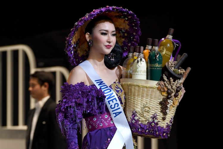 Miss Indonesia Kevin Lilliana menampilkan kostum nasional dalam final Miss International Beauty Pageant di Tokyo, Jepang, Selas (14/11/2017).