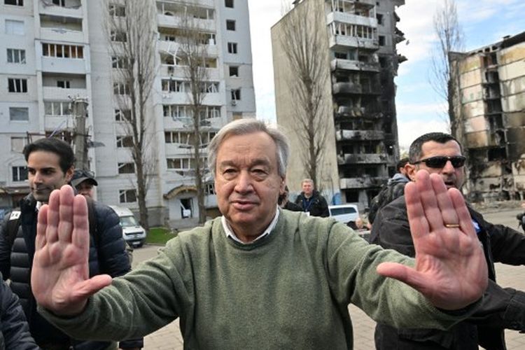 Sekretaris Jenderal PBB Antonio Guterres memberi isyarat saat ia menghadiri kunjungan di Borodianka, di luar Kyiv, pada 28 April 2022. Sekretaris Jenderal PBB Antonio Guterres tiba pada 28 April 2022 ke kota Borodianka di luar Kyiv di mana pasukan Rusia dituduh melakukan telah membunuh warga sipil, seorang wartawan AFP di tempat kejadian melaporkan. 