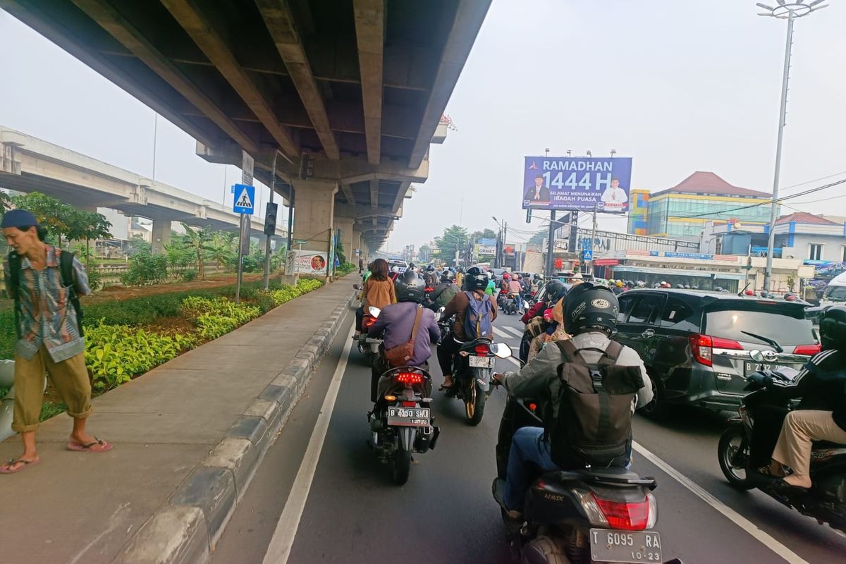 Jalan Raya Kalimalang arah Cawang, Jakarta Timur, dari Bekasi kembali padat setelah libur Lebaran berakhir, Selasa (2/5/2023).