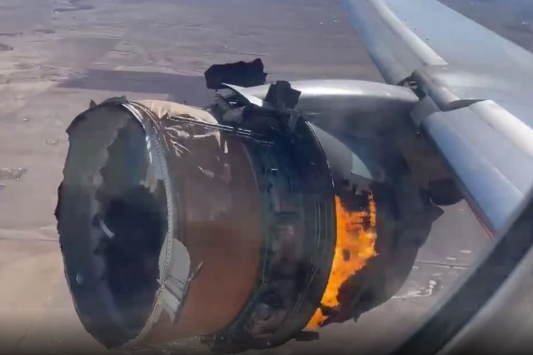 Mesin pesawat United Airlines UA328 terbakar di tengah penerbangan. Pesawat berhasil mendarat dengan satu mesin di bandara Denver, Sabtu (20/2/2021).