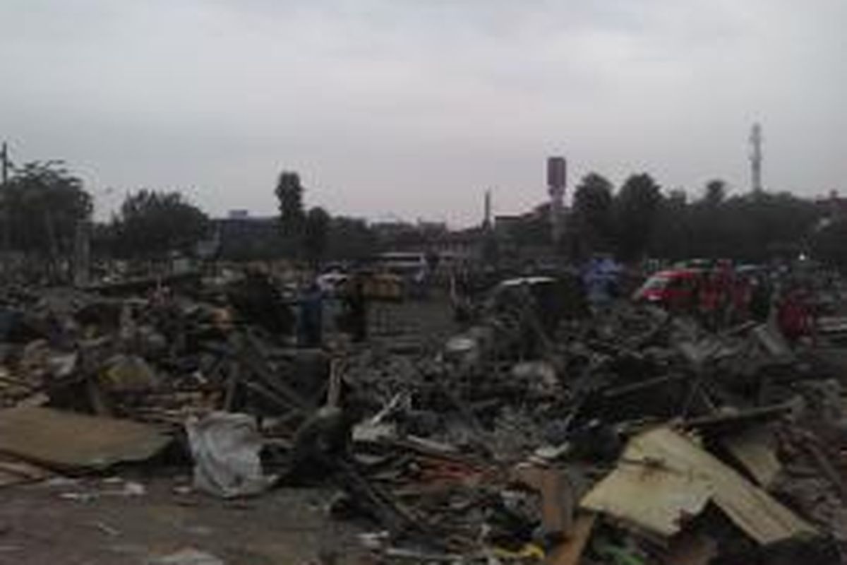 Para pemulung mencari rezeki di reruntuhan bangunan kios Terminal Depok, Kamis (9/10/2104).
