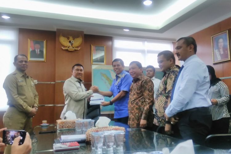 Partai Demokrat diwakili Sekjen Hinca Panjaitan (baju biru) menyerahkan naskah akademik revisi Undang-undang Ormas hasil pengesahan Perppu 2/2017 kepada Kementerian Dalam Negeri diwakili Dirjen Politik dan Pemerintahan Umum Soedarmo (baju krem), Selasa (31/10/2017).