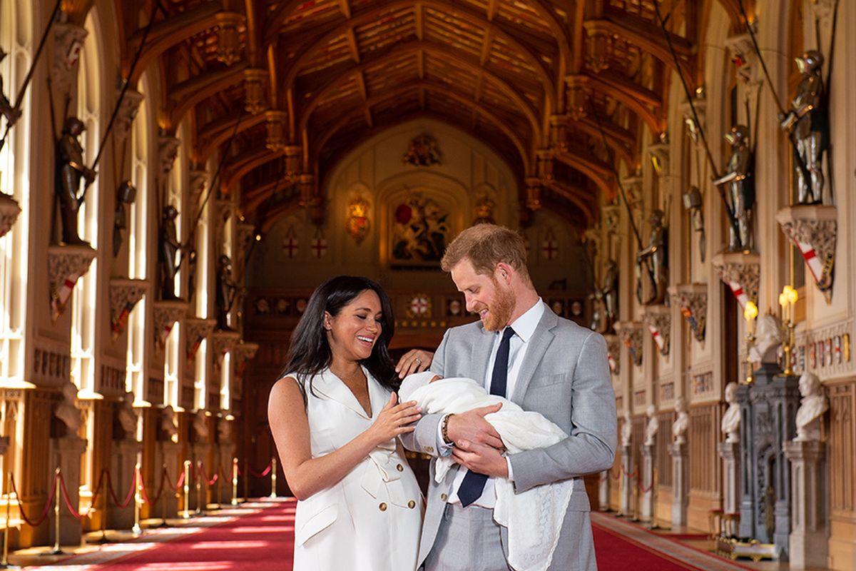 Pangeran Harry dan Meghan Markle memperkenalkan anak pertama mereka ke publik di St Georges Hall, Windsor Castle, London, Rabu (8/5/2019) waktu setempat. Anak yang mereka beri nama Archie Harrison Mountbatten-Windsor itu berada di urutan ketujuh suksesi kerajaan Inggris.