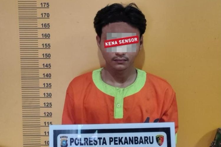 Pelaku pencurian uang SPBU saat ditahan di Satreskrim Polresta Pekanbaru, Riau, Rabu (21/2/2024).