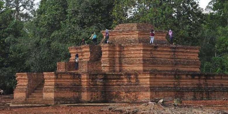 Pengunjung melihat Candi Tinggi di Kompleks Situs Candi Muaro Jambi di Kabupaten Muaro Jambi, Jambi, Sabtu (10/11). Kompleks situs ini luasnya sekitar 17,5 kilometer persegi dan diperkirakan ada sekitar 110 buah candi. Situs Muarao Jambi yang diperkirakan dibangun sejak abad ke-4 hingga ke-11 Masehi ini menjadi tempat pengembangan ajaran Budha pada masa Melayu Kuno.  