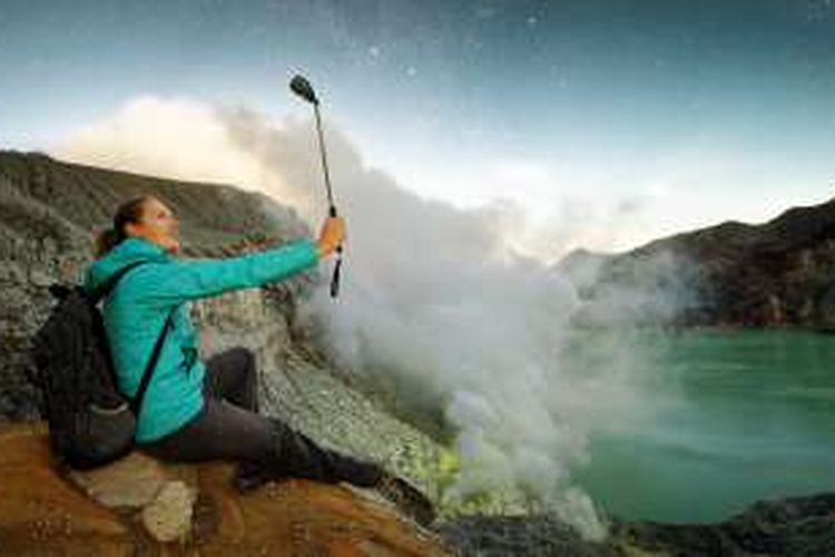 Turis selfie di Kawah Ijen, Banyuwangi