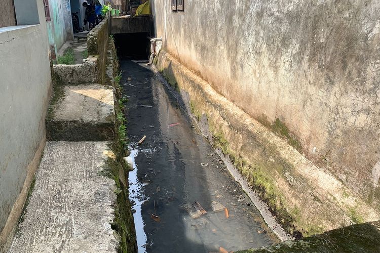 Kondisi selokan tempat hanyutnya balita berinisial D di Pondok Cabe, Pamulang, memiliki kedalaman sekitar satu meter dan tidak ada pembatas di sisinya. Pijakan di sekitar selokan juga berlumut dan licin. Menurut keteranagan warga sekitar, ketika banjir, ketinggian air bisa mencapai dua meter.