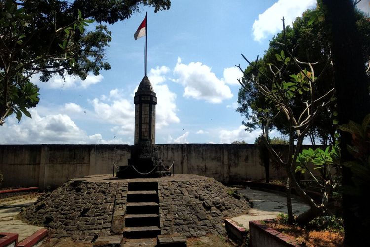 Monumen Potlot, tugu tiang bendera dimana Bendera Merah Putih dikibarkan pertama kali pada 14 Februari 1945, berdiri di area TMP Raden Wijaya, Kota Blitar, Kamis (17/8/2023)