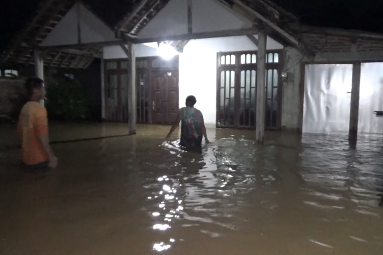 BANJIR-- Hujan deras yang melanda Kabupaten Madiun, Jawa Timur mengakibatkan banjir merendam 90 rumah di Desa Sugihwaras, Kecamatan Saradan, Selasa (28/1/2025) malam.
