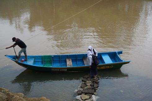 Ikuti UNBK, Siswa SMP di Gunung Kidul Seberangi Sungai dengan Perahu