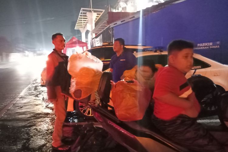 Uus (41) dan Dewi (38), pasangan suami istri yang hendak mudik ke Ciamis tersasar ke jalan tikus gara-gara salah baca penunjuk arah Google Maps. Uus baru menyadari bahwa motor yang dikendarainya telah salah jalan setibanya di Ciawi, Puncak Bogor, Jawa Barat, Kamis (20/4/2023) malam.