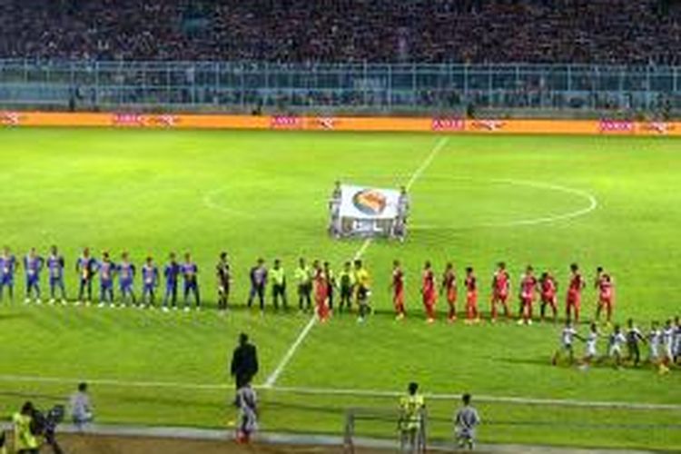 Laga Arema Cronus, saat melawan Persijap, di laga perdana ISL 2014 di Stadion Kanjuruhan, Kabypaten Malang, Jawa Timur, Senin (3/2/2014) malam.