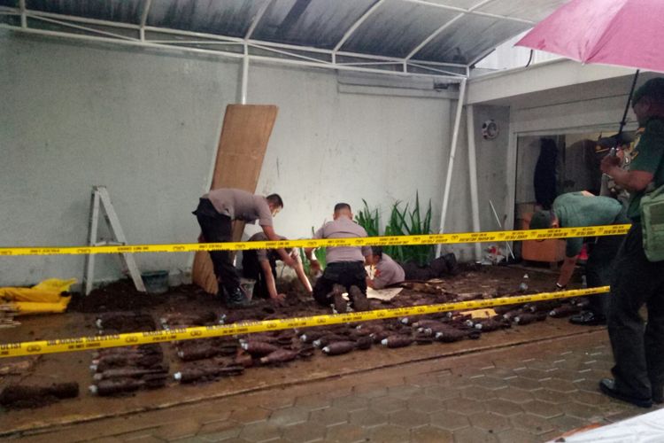 Tim Jibom Polda Jabar tengah melakukan penggalian dan penyisiran di lokasi penemuan benda yang diduga granat mortir. sementara ada 87 granat mortir yang ditemukan tertimbun tanah di halaman rumah warga di Jalan Ir H Djuanda, Kelurahan Dago, Kecamatan Coblong, Kota Bandung.