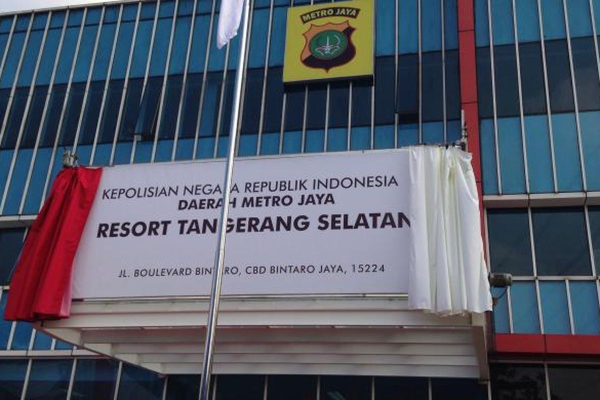 Papan nama tempat sementara Polres Tangerang Selatan yang diresmikan Kapolda Metro Jaya Inspektur Jenderal Polisi Tito Karnavian bertempat di gedung Universitas Pembangunan Jaya, Jalan Boulevard Bintaro, Tangerang Selatan, Rabu (19/8/2015). 