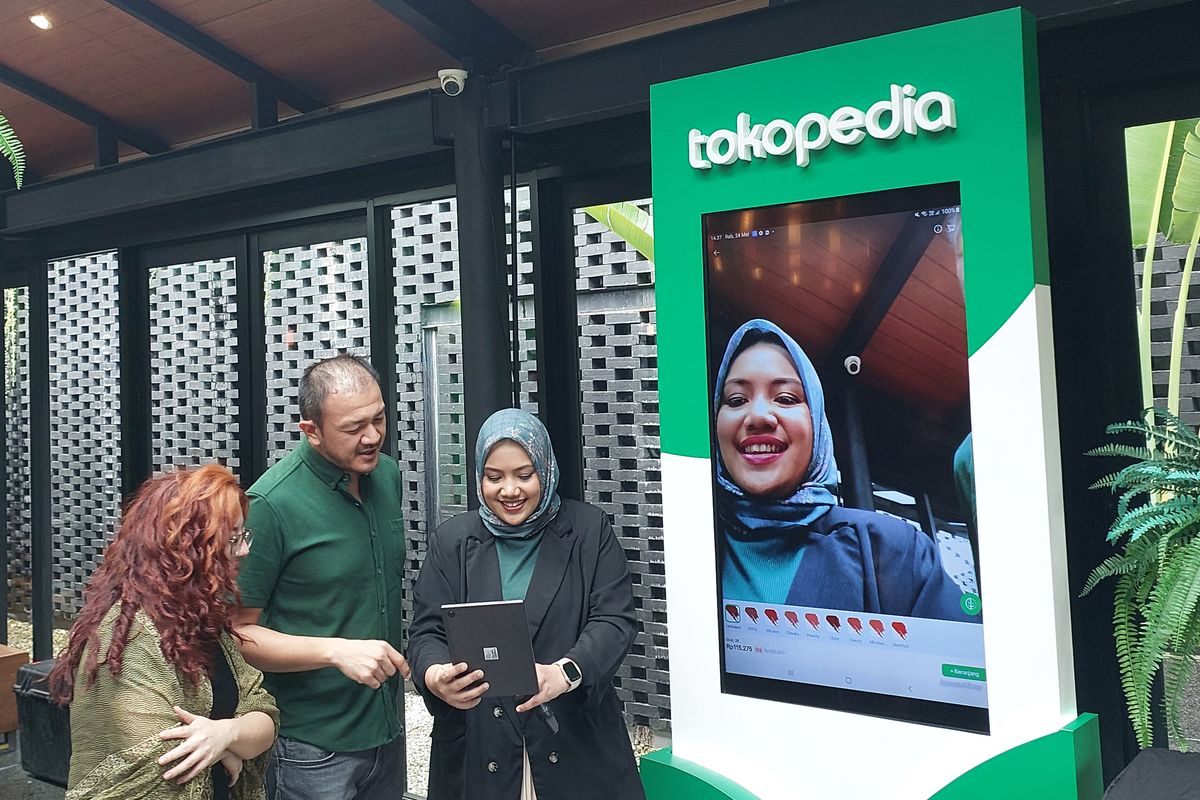 Uji coba fitur Augmented Reality di aplikasi Tokopedia bersama Founder Kriwil Indonesia Gracia Indriani, Head of Marketing Jacquelle Budi Thomas, dan Category Strategic Partnership Senior Lead Tokopedia Azzahra Rahmani Ali di Kebayoran Baru, Jakarta Selatan, Rabu (24/5/2023)