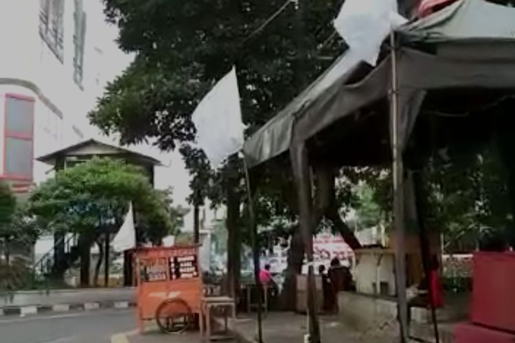 Sebuah video yang memperlihatkan bendera putih berkibar di kawasan Pasar Tanah Abang, Jakarta Pusat, viral di media sosial.