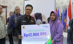 Bupati Bandung Berikan Santunan untuk 19 Petugas Penyelenggara Pemilu yang Meninggal Dunia