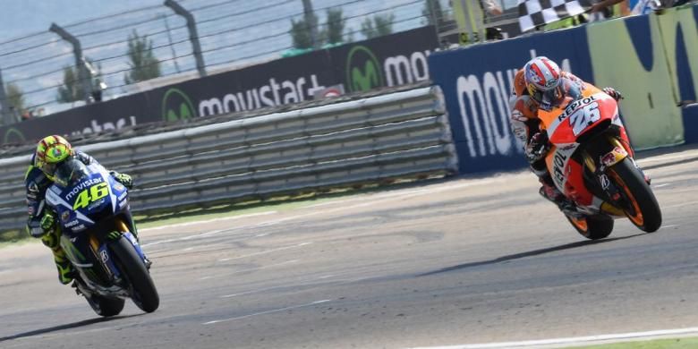 Pebalap Movistar Yamaha asal Italia, Valentino Rossi (kiri), bersaing dengan pebalap Repsol Honda asal Spanyol, Dani Pedrosa, pada balapan GP Aragon di Sirkuit MotorLand, Minggu (27/9/2015).