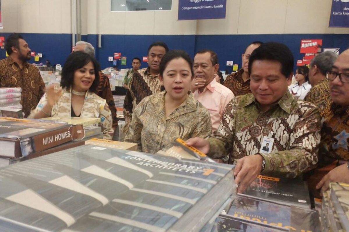 Menteri Koordinator Bidang Pembangunan Manusia dan Kebudayaan Republik Indonesia, Puan Maharani, membuka secara resmi pameran buku Big Bad Wolf 2018 di ICE, BSD, Rabu (28/3/2018)