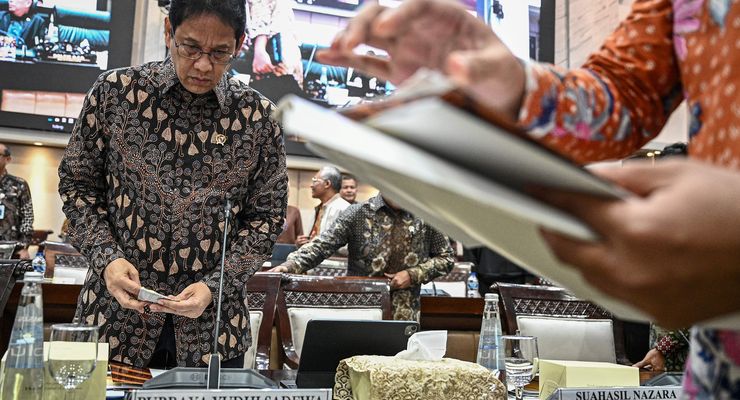 Gedung bursa saham dengan layar indeks harga terpampang