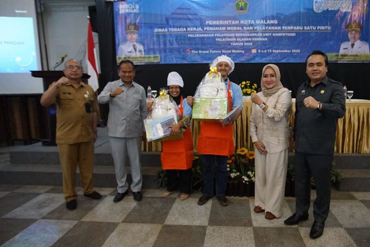 Pemerintah Kota Malang. Dinas Tenaga Kerja, Penanaman Modal, dan Pelayanan Terpadu Satu Pintu (Disnaker-PMPTSP) menggelar Pelatihan Olahan Pangan bagi 55 pekerja pabrik rokok di The Grand Palace Hotel Malang. 
