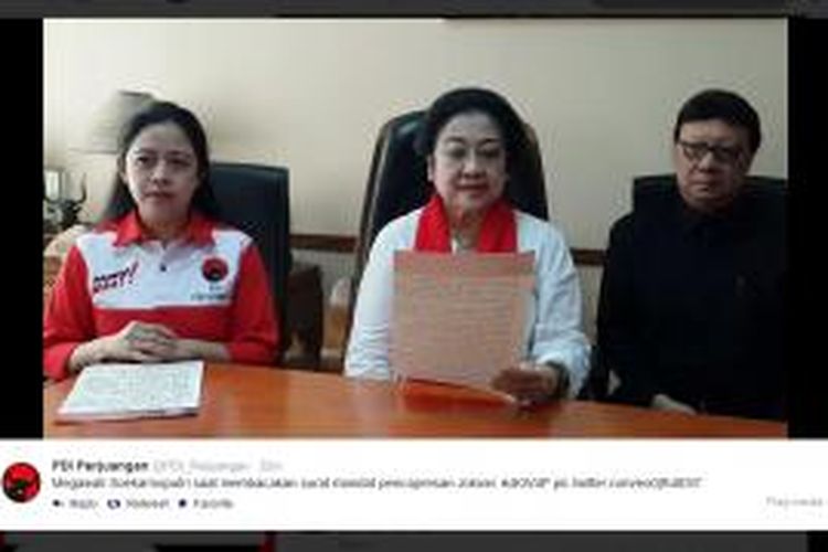 Foto yang diunggah akun twitter PDI Perjuangan menunjukkan Ketua Umum DPP PDI Perjuangan Megawati Soekarnoputri (tengah) membacakan mandat pencalonan Joko Widodo sebagai calon presiden dari partai tersebut.