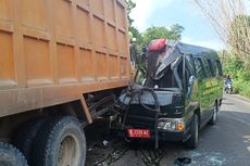 Mobil Tahanan Kejari Ringsek Ditabrak Tronton, 4 Orang Luka Berat