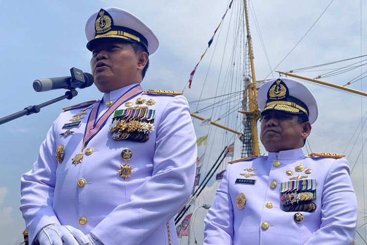 Kepala Staf Angkatan Laut (KSAL) Laksamana Yudo Margono (kiri) usai memimpin upacara HUT ke-77 TNI AL di Komplek Satuan Koarmada I, Pondok Dayung, Jakarta Utara, Senin (12/9/2022).