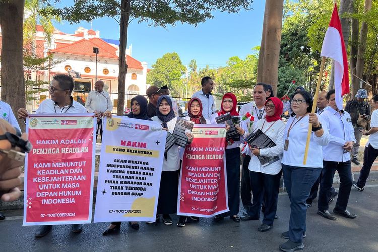 Sejumlah hakim di PN Makassar, Jalan RA Kartini, Kecamatan Ujung Pandang, Kota Makassar, Sulsel, yang melakukan unjuk rasa secara damai. Senin (7/10/2024).