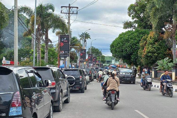 Jalan menuju lokasi pantai Pesanggrahan Danau Toba Parapat dipadati wisatawan pada Selasa (3/5/2022). Ini merupakan salah satu lokasi destinasi Danau Toba Parapat di Jalan Marihat, Kelurahan Tiga Raja, Kabupaten Simalungun.