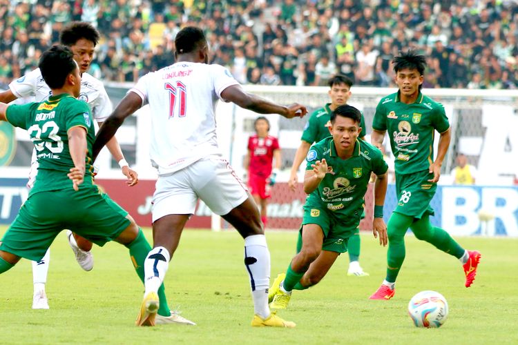 Pemain Persebaya Surabaya Kasim Botan saat pertandingan pekan ke-13 Liga 1 2023-2024 melawan Arema FC yang berakhir dengan skor 3-1 di Stadion Gelora Bung Tomo Surabaya, Sabtu (23/9/2023) sore.