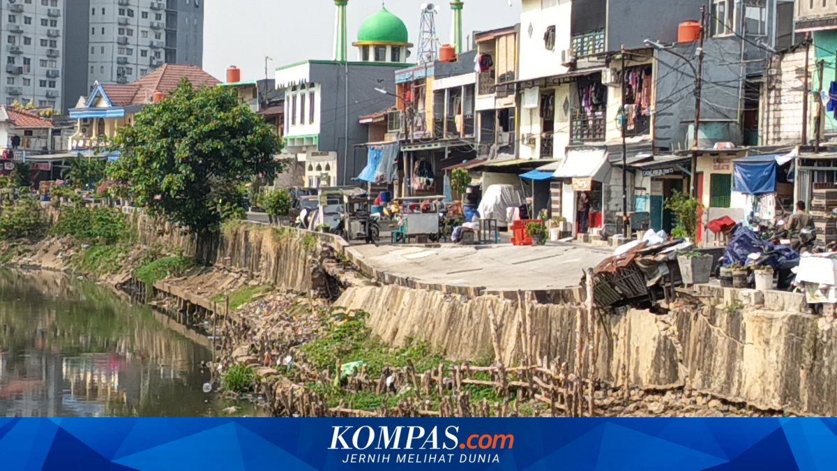Penyebab Jalan di Pulogadung Jaktim Ambles: Menopang Beko Pengeruk Kali Sunter