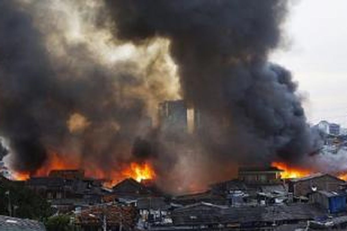 Hunian padat penduduk di Jalan Sabeni, RW 14, Kelurahan Kebon Melati, Tanah Abang, Jakarta Pusat, Kamis (5/3) sore terbakar. Kebakaran meluas dengan cepat dan menghanguskan ratusan rumah. 