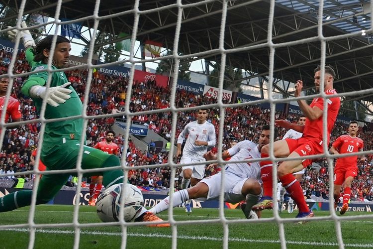 Penyerang Spanyol Pablo Sarabia (tengah) mencetak gol pertama timnya melewati kiper Swiss Yann Sommer selama pertandingan sepak bola UEFA Nations League - League A Group 2 antara Swiss dan Spanyol di Stade de Geneve di Jenewa, pada 9 Juni 2022. 