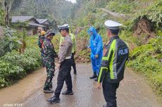 Longsor Tutup Akses Jalan Utama di Gunungsitoli