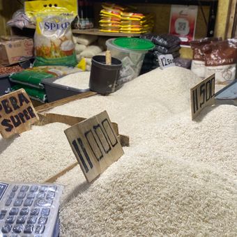 Salah satu toko beras di Pasar Lenteng Agung, Jagakarsa, Jakarta Selatan, yang dipilih warga untuk membeli beras terpercaya, Rabu (6/8/2025).