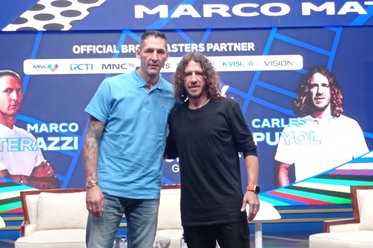 Marco Materazzi (kiri) dan Carles Puyol (kanan) menghadiri konferensi pers media day jelang Euro 2024, di MNC Conference Hall, Senin (18/12/2023).