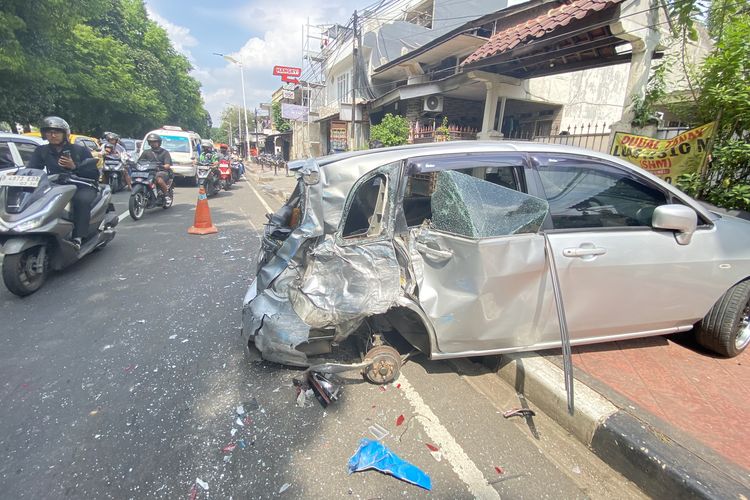 Truk Boks Tabrak Mobil Parkir di Lenteng Agung, Sopir Diduga Mengantuk